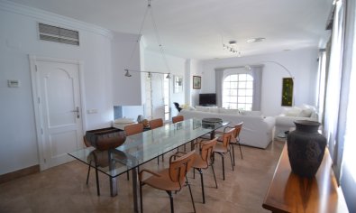 Luxe gerenoveerde villa met zwembad en dubbele garage in Torrevieja, 4 slaapkamers