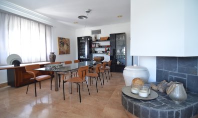 Luxe gerenoveerde villa met zwembad en dubbele garage in Torrevieja, 4 slaapkamers