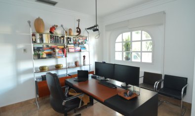 Luxe gerenoveerde villa met zwembad en dubbele garage in Torrevieja, 4 slaapkamers