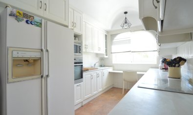 Luxe gerenoveerde villa met zwembad en dubbele garage in Torrevieja, 4 slaapkamers