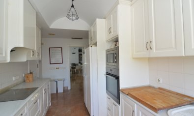 Luxe gerenoveerde villa met zwembad en dubbele garage in Torrevieja, 4 slaapkamers