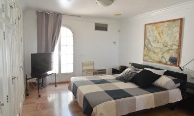 Luxe gerenoveerde villa met zwembad en dubbele garage in Torrevieja, 4 slaapkamers