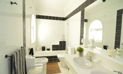 Luxe gerenoveerde villa met zwembad en dubbele garage in Torrevieja, 4 slaapkamers