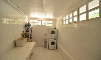 Luxe gerenoveerde villa met zwembad en dubbele garage in Torrevieja, 4 slaapkamers