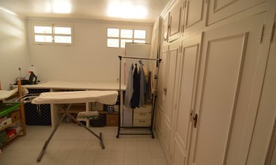 Luxe gerenoveerde villa met zwembad en dubbele garage in Torrevieja, 4 slaapkamers