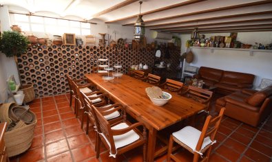 Luxe gerenoveerde villa met zwembad en dubbele garage in Torrevieja, 4 slaapkamers