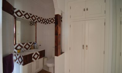 Luxe gerenoveerde villa met zwembad en dubbele garage in Torrevieja, 4 slaapkamers