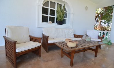 Luxe gerenoveerde villa met zwembad en dubbele garage in Torrevieja, 4 slaapkamers