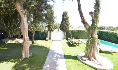 Luxe gerenoveerde villa met zwembad en dubbele garage in Torrevieja, 4 slaapkamers