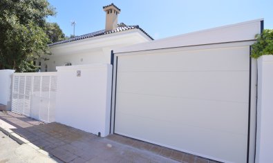 Luxe gerenoveerde villa met zwembad en dubbele garage in Torrevieja, 4 slaapkamers