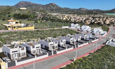 Villa moderna de 3 dormitorios con vistas a la ciudad en Mazarrón, cerca del campo de golf