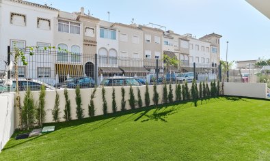 Comfortabele bungalow met tuin en solarium nabij zee in Torrevieja, 2 slaapkamers