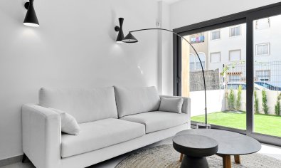 Comfortabele bungalow met tuin en solarium nabij zee in Torrevieja, 2 slaapkamers