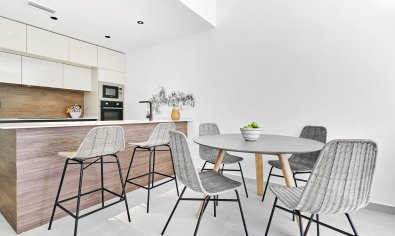 Comfortabele bungalow met tuin en solarium nabij zee in Torrevieja, 2 slaapkamers