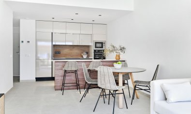 Comfortabele bungalow met tuin en solarium nabij zee in Torrevieja, 2 slaapkamers