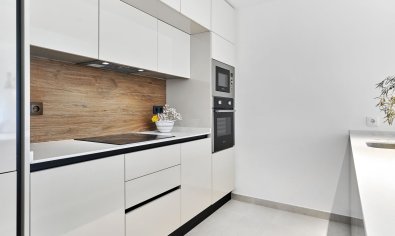 Comfortabele bungalow met tuin en solarium nabij zee in Torrevieja, 2 slaapkamers