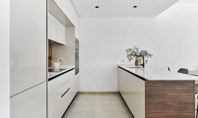 Comfortabele bungalow met tuin en solarium nabij zee in Torrevieja, 2 slaapkamers