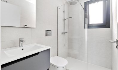 Comfortabele bungalow met tuin en solarium nabij zee in Torrevieja, 2 slaapkamers