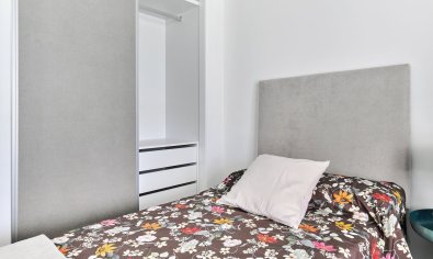 Comfortabele bungalow met tuin en solarium nabij zee in Torrevieja, 2 slaapkamers