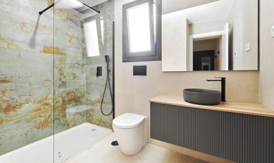 Comfortabele bungalow met tuin en solarium nabij zee in Torrevieja, 2 slaapkamers