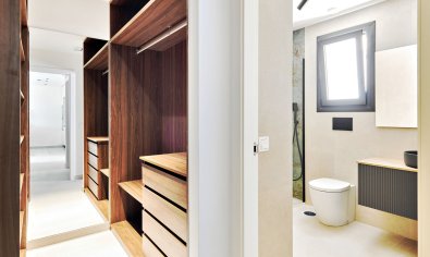 Comfortabele bungalow met tuin en solarium nabij zee in Torrevieja, 2 slaapkamers