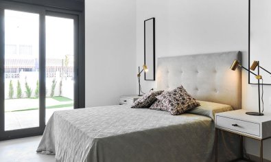 Comfortabele bungalow met tuin en solarium nabij zee in Torrevieja, 2 slaapkamers