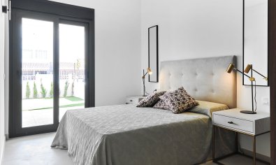 Comfortabele bungalow met tuin en solarium nabij zee in Torrevieja, 2 slaapkamers