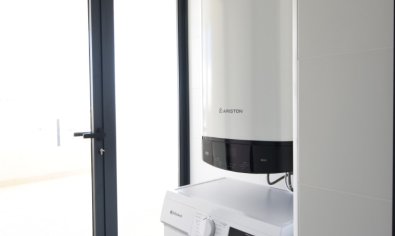 Gelijkvloers appartement met 2 slaapkamers, zwembad en parking in San Miguel de Salinas