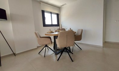 Gelijkvloers appartement met 2 slaapkamers, zwembad en parking in San Miguel de Salinas
