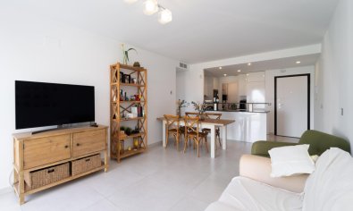 Exclusivo apartamento en Arenales del Sol con vistas al mar, jardín y piscina