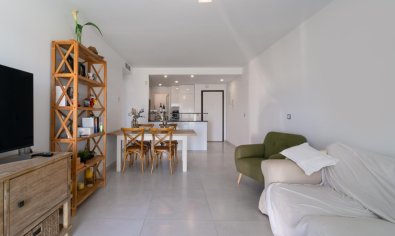 Exclusivo apartamento en Arenales del Sol con vistas al mar, jardín y piscina
