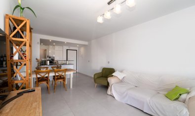 Exclusivo apartamento en Arenales del Sol con vistas al mar, jardín y piscina