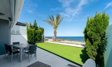 Exclusivo apartamento en Arenales del Sol con vistas al mar, jardín y piscina