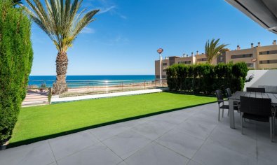 Exclusivo apartamento en Arenales del Sol con vistas al mar, jardín y piscina