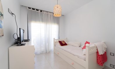 Exclusivo apartamento en Arenales del Sol con vistas al mar, jardín y piscina