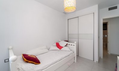 Exclusivo apartamento en Arenales del Sol con vistas al mar, jardín y piscina