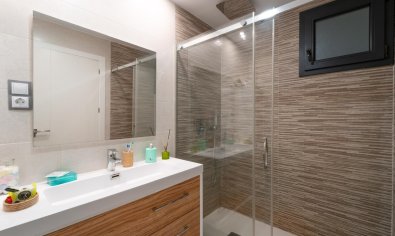 Exclusivo apartamento en Arenales del Sol con vistas al mar, jardín y piscina