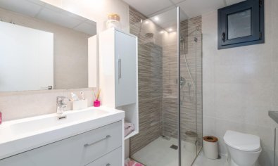 Exclusivo apartamento en Arenales del Sol con vistas al mar, jardín y piscina