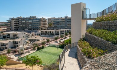 Exclusivo apartamento en Arenales del Sol con vistas al mar, jardín y piscina