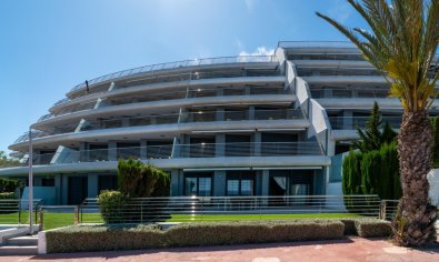 Exclusivo apartamento en Arenales del Sol con vistas al mar, jardín y piscina