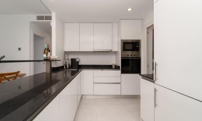 Exclusivo apartamento en Arenales del Sol con vistas al mar, jardín y piscina