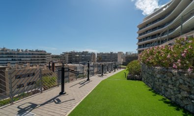 Exclusivo apartamento en Arenales del Sol con vistas al mar, jardín y piscina