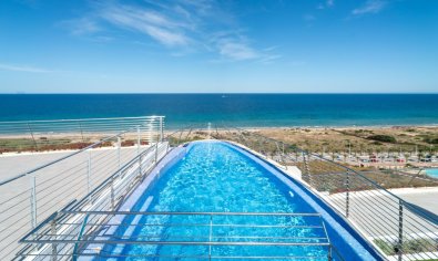 Exclusivo apartamento en Arenales del Sol con vistas al mar, jardín y piscina