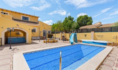 Luxe villa met privézwembad en tuin in Vistabella, nabij Jacarilla, Costa Blanca