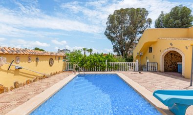 Luxe villa met privézwembad en tuin in Vistabella, nabij Jacarilla, Costa Blanca