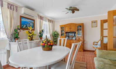 Luxe villa met privézwembad en tuin in Vistabella, nabij Jacarilla, Costa Blanca