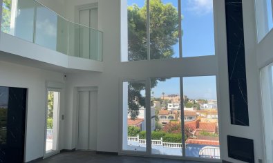 Spacious villa in Torrevieja with 6 bedrooms and private pool