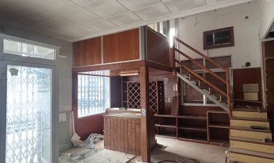 Local comercial en venta en Jacarilla – 160 m²: oportunidad de inversión para reformar