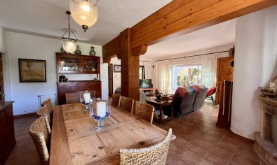 Resale - Villa -
Cabo Roig