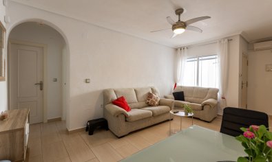 Begane grond appartement met 2 slaapkamers en zwembad nabij Vistabella Golf